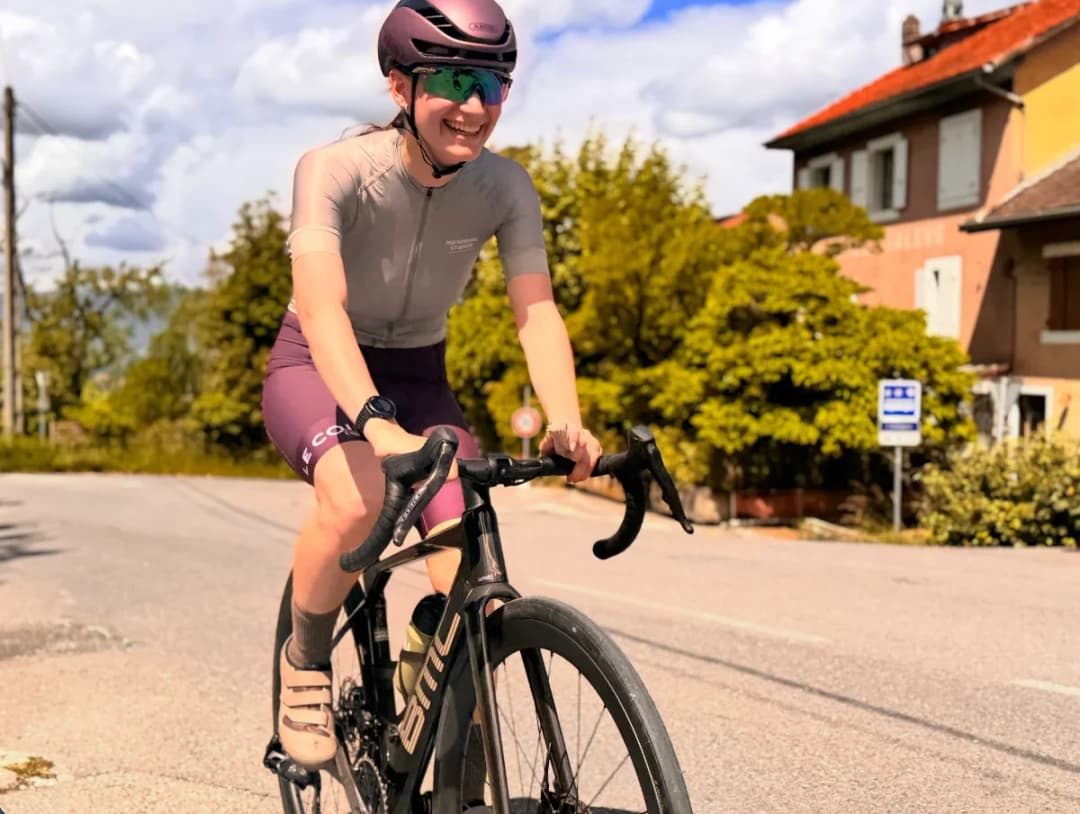Cyclistes en sortie autour du lac